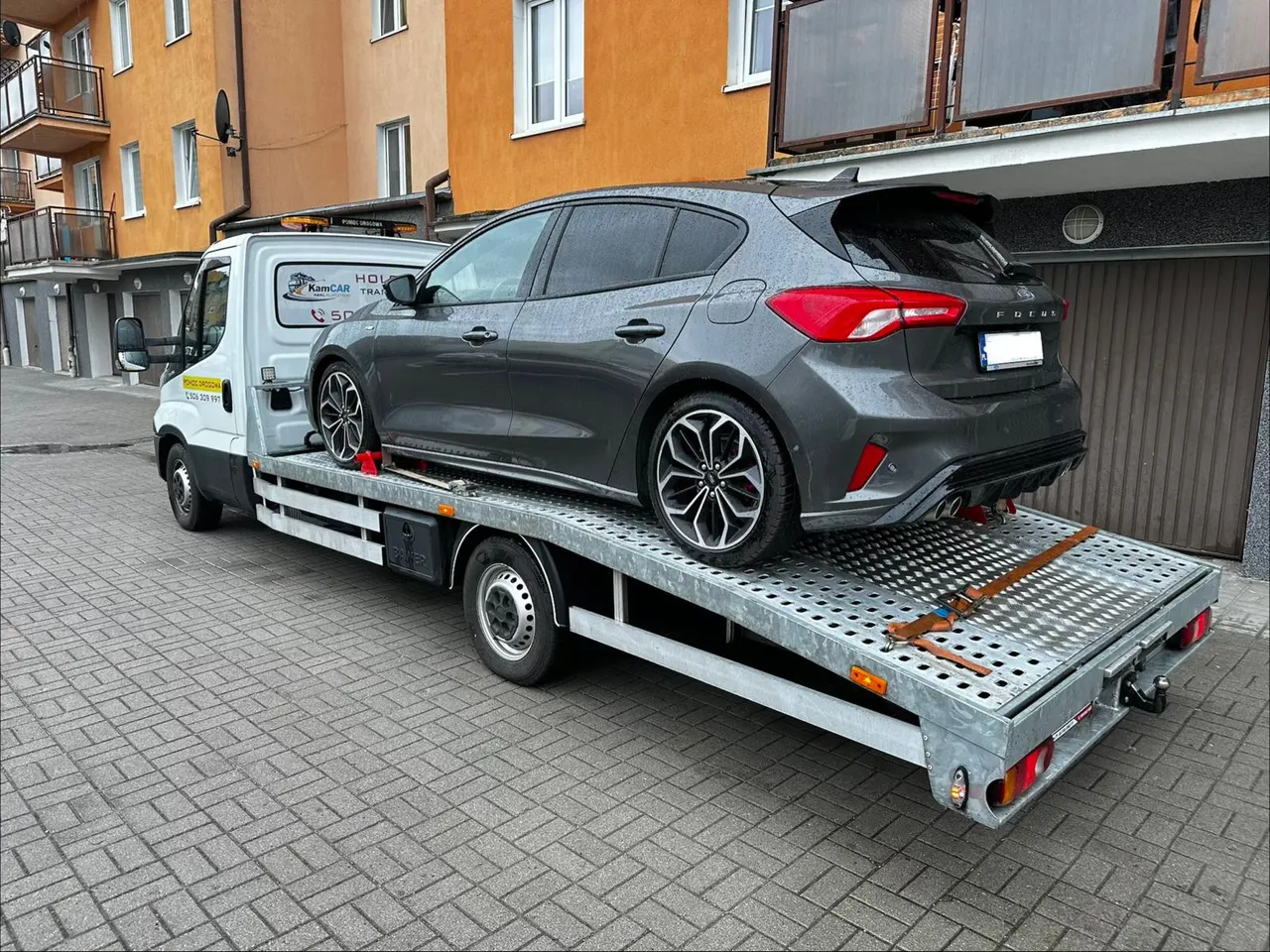 Ford Focus zapięty pasami na lawecie KamCar